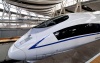 El tren que unirá a la capital china con su principal centro de negocios forma parte de una red nacional de trenes que podría alcanzar velocidades superiores a los 330 kilómetros por hora (190 millas por hora).