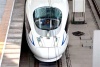 El tren que unirá a la capital china con su principal centro de negocios forma parte de una red nacional de trenes que podría alcanzar velocidades superiores a los 330 kilómetros por hora (190 millas por hora).
