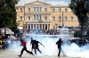 Policías antimotines lanzaron gases lacrimógenos el martes para contener a grupos de jóvenes que arrojaban piedras cerca del ministerio de Finanzas griego, para tratar de calmar la ira desatada por una huelga general mientras el Parlamento debatía nuevas medidas para la reducir de costos.