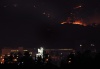 Vista de un restaurante vacío tras una evacuación obligatoria del pueblo, cerca a Los Álamos, Nuevo México (EE.UU.), mientras al fondo se observa el fuego proveniente de Las Conchas