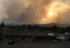 Vista de un restaurante vacío tras una evacuación obligatoria del pueblo, cerca a Los Álamos, Nuevo México (EE.UU.), mientras al fondo se observa el fuego proveniente de Las Conchas
