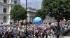 Policías miran la marcha de activistas del Sindicato de Servicios Públicos y Comerciales que pasan cerca de las puertas del Parlamento en Londres
