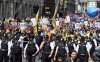 Activistas del Sindicato de Servicios Públicos y Comerciales (PCS) pasan cerca de las puertas del Parlamento en Londres