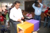 Antonio Juan Marcos Villarreal, candidato a diputado local por el VII Distrito acudió a votar a la casilla ubicada en la primaria Anexa La Normal.