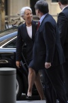 Vestida con un traje de chaqueta oscuro, Lagarde llegó alrededor de las 9.00 locales a la sede del FMI, donde la esperaban numerosos fotógrafos y cámaras de televisión