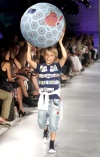 Desigual presentó los primeros diseños de Desigual by M-Lacroix y de Desigual inspired by Cirque du Soleil.