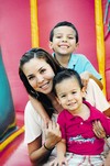 Ana con sus hijitos Carlos y Sebastián.