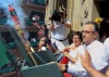 ).- El alcalde de Pamplona, Enrique Maya, lanzó hoy el tradicional chupinazo, con el que iniciaron las fiestas de San Fermín en esa ciudad del norte de España, que se prolongarán hasta el próximo 14 de julio.