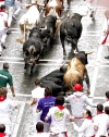 Los toros de la ganadería de Torrestrella inauguraron hoy en Pamplona (norte de España) los encierros de las populares 'Fiestas de San Fermín' con una carrera limpia y rápida, en la que, fuera de las típicas caídas, no hubo heridos por asta de toro.