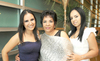 09072011 acompañada de sus organizadoras, su mamá Sra. Sandra Meléndez y su hermana Zayra Karina.