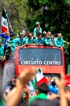 Las banderas volvieron a ondear en lo más alto, por la mano de los espectadores que también mostraron cartulinas con los nombres de varios de los integrantes del tricolor.