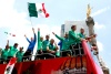 Vestidos con sus playeras verdes oficiales de la Selección Mexicana así como sus números a la espalda, los jóvenes saludaron a los automovilistas y peatones a su paso.