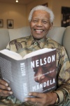Nacido el 18 de julio de 1918, Nelson Rolihlahla Mandela fue militante 'antiapartheid' y dirigente del Congreso Nacional Africano, por cuyas actividades pasó 27 años encarcelado.