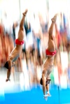El equipo francés de natación sincronizada ejecuta su rutina técnica por equipos durante la fase preliminar de la prueba.