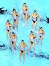 El equipo canadiense de natación sincronizada ejecuta su rutina técnica por equipos durante la fase preliminar de la prueba.