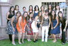 María Fernanda Belmont de Mena junto a un grupo de damas asistentes a su festejo de canastilla.