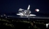 El Atlantis emergió del crepúsculo y aterrizó en la pista del Centro Espacial Kennedy, en Cabo Cañaveral (Florida).