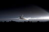 El Atlantis emergió del crepúsculo y aterrizó en la pista del Centro Espacial Kennedy, en Cabo Cañaveral (Florida).