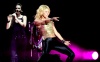 Shakira después de cuatro años de ausencia en Puebla salió a escena con un ceñido pantalón color negro, blusa en oro, para dar comienzo a su espectáculo.