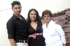 26072011  Landeros de Valdez en su cumpleaños acompañada de su esposo César y su mamá Leonarda.