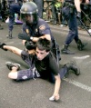 Policías forcejearon con miembros del colectivo de los 'indignados'.