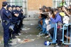 Agentes de la Policía Nacional española y Municipal de Madrid llevan al cabo una operación para desalojar a los 'indignados' que permanecen en el Paseo del Prado