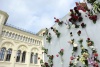 Oslo se cargó hoy de emociones, plasmados en discurso o expresados con flores, mensajes escritos en una cuartilla de papel y velas, depositados ante la catedral, epicentro de las muestras ciudadanas estos días, o en cualquier otro rincón de la ciudad.