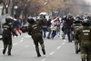 Alrededor de mil efectivos de la militarizada policía de Carabineros de Chile sitió el centro de Santiago para impedir la realización de una marcha de los estudiantes y profesores en demanda de una reforma educativa.