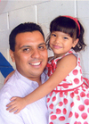 05082011  de Jesús en sus tres años, en brazos de su papá Gil García.
