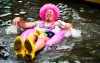 Los canales de Amsterdam se tineron de rosa al celebrar el desfile del orgullo gay.