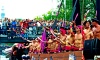 Una barcaza pirata participa en el desfile por los canales, con motivo de la celebración del Día del Orgullo Gay.