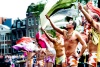 Una barcaza pirata participa en el desfile por los canales, con motivo de la celebración del Día del Orgullo Gay.