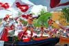 Participantes en el Día del Orgullo Gay, bailan a bordo de una barcaza durante el desfile.
