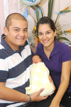 06082011  en brazos de sus orgullosos papás Gabriela Orona y Jesús Torres; así como acompañado de sus tíos y primo.