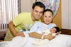 06082011  Federico y Diana Estefanía con su bebé Cristian Rafael, quien nació el diez de julio.