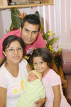 06082011 Medina Morales junto a sus papás Jesús Alonso Medina y Diana Morales; y su hermanita Sara Camyla.