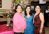 07082011  a la futura novia sus anfitrionas, Martha Seáñez y Paty Herrero.