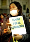 Decenas de estudiantes chilenos realizaron en varias ciudades 'velatones' en apoyo de los jóvenes que se encuentran el huelga de hambre desde hace 40 días en demanda de una educación pública, gratuita y de calidad.
