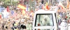 El papa Benedicto XVI, efectuó su primer recorrido a bordo del 'papamóvil' por las calles de la capital camino de la nunciatura apostólica, donde se alojará durante su estancia, en medio de vítores y jaleado por miles de personas.