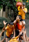 Un niño vestido del dios Lord Krishna toca la dlauta junto a sus compañeros del colegio con motivo del Festival de Janmashtami.