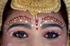 Una niña se disfraza de la diosa Durga para participar en el Festival Janamashtmi.