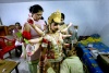 -Una niña se disfraza de la diosa Durga para participar en la tradicional procesión del Festival Janmashtami.