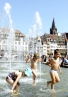 Los niños se refrescan en las fuentes de la plaza Kleber de Estrasburgo, Francia, las temperaturas exceden los 30 grados en muchas partes de Francia.