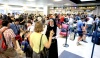 El aeropuerto madrileño ya registraba un ritmo 'más intenso de lo habitual', con un trasiego constante de peregrinos, según reconoce la empleada de un puesto de información de la terminal 2.