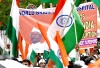 Un seguidor del activista indio Anna Hazare con una pancarta en la que se lee 'Esta es la única revolución no violenta de este mundo'.