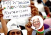 Un seguidor del activista indio Anna Hazare con una pancarta en la que se lee 'Esta es la única revolución no violenta de este mundo'.