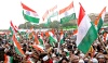 Seguidores del activista indio Anna Hazare apoyan su huelga de hambre.