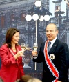 Felipe Calderón condecora a su homóloga de Costa Rica, Laura Chinchilla, con la 'Orden Mexicana del Aguila Azteca' durante un almuerzo en el Alcázar del Castillo de Chapultepec.