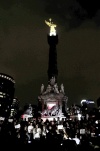 Unas 300 personas que habían sido convocadas por la red social Twitter se manifestaron frente al Ángel de la Independencia de la Ciudad de México para apoyar a los ciudadanos de Monterrey y recordarles que no están solos.