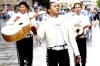 Durante un recorrido de unos cinco kilómetros en las principales avenidas de Guadalajara, los músicos interpretaron las canciones de los charros mexicanos de la época dorada del cine en México.
